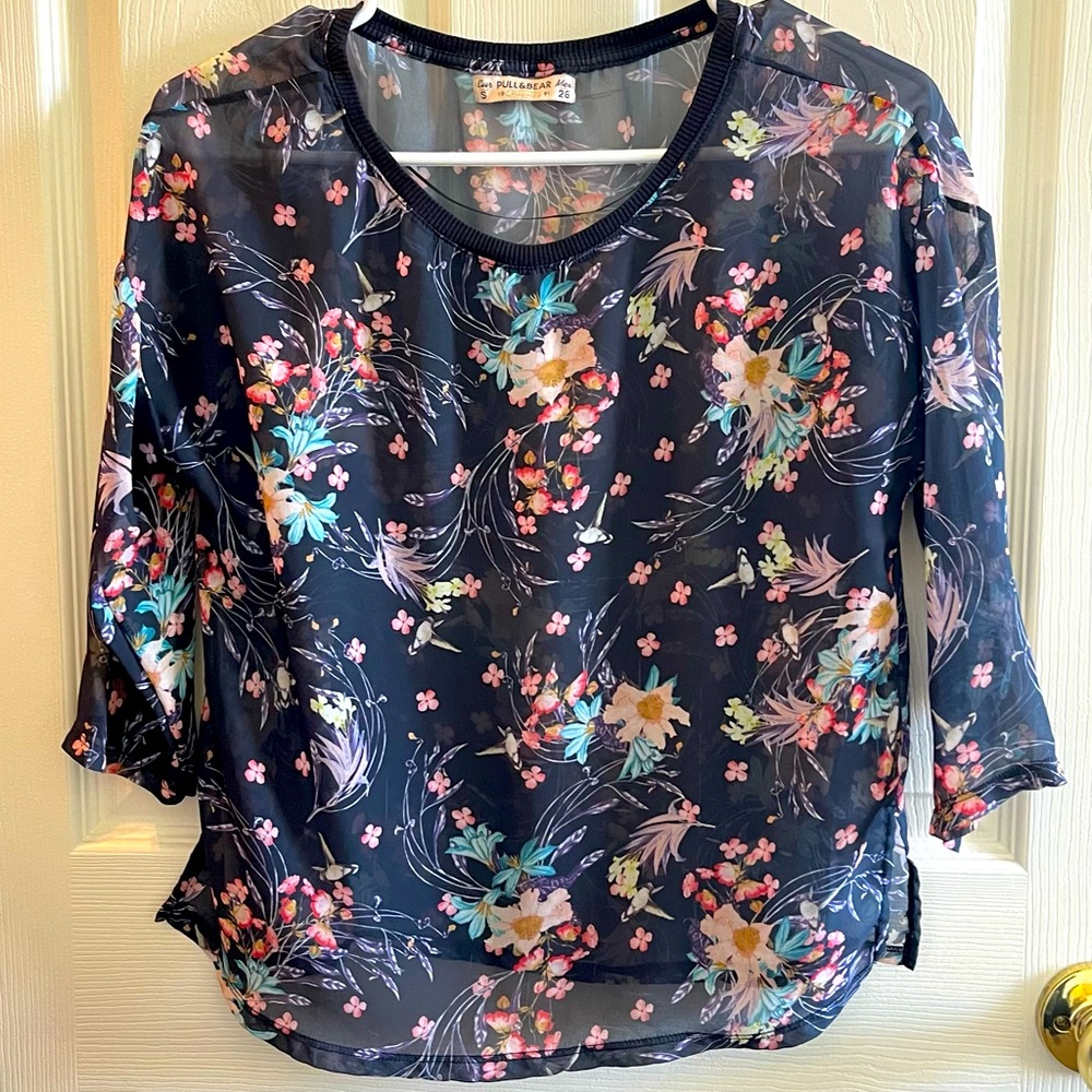 Beautiful pull&bear blouse little use. 
Size S